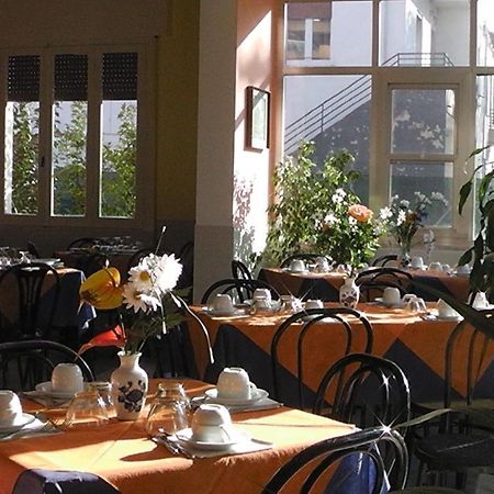 Hotel Villa Lorena Rimini Bagian luar foto
