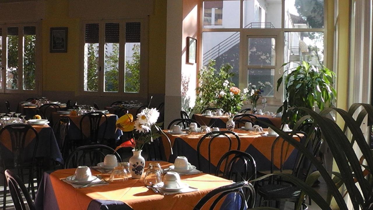 Hotel Villa Lorena Rimini Bagian luar foto