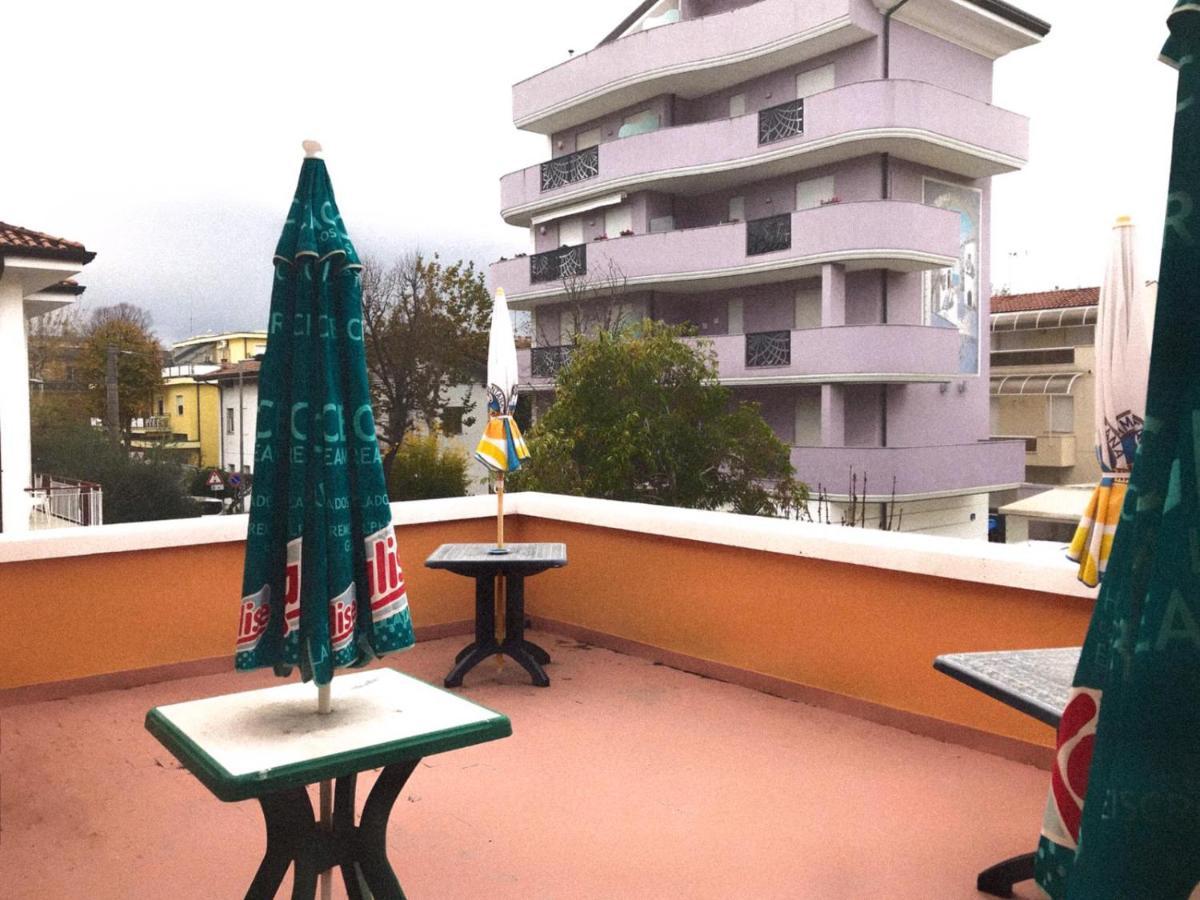 Hotel Villa Lorena Rimini Bagian luar foto