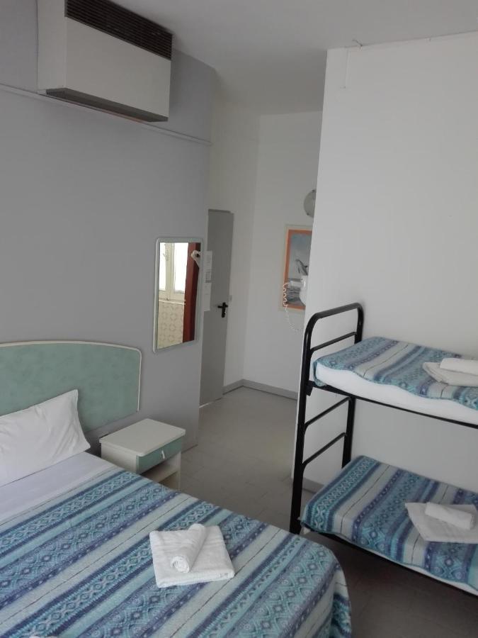 Hotel Villa Lorena Rimini Bagian luar foto