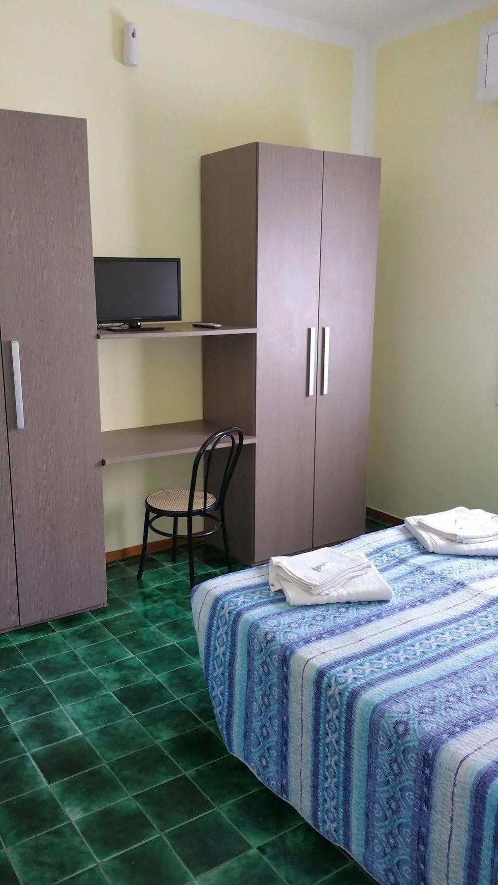 Hotel Villa Lorena Rimini Bagian luar foto