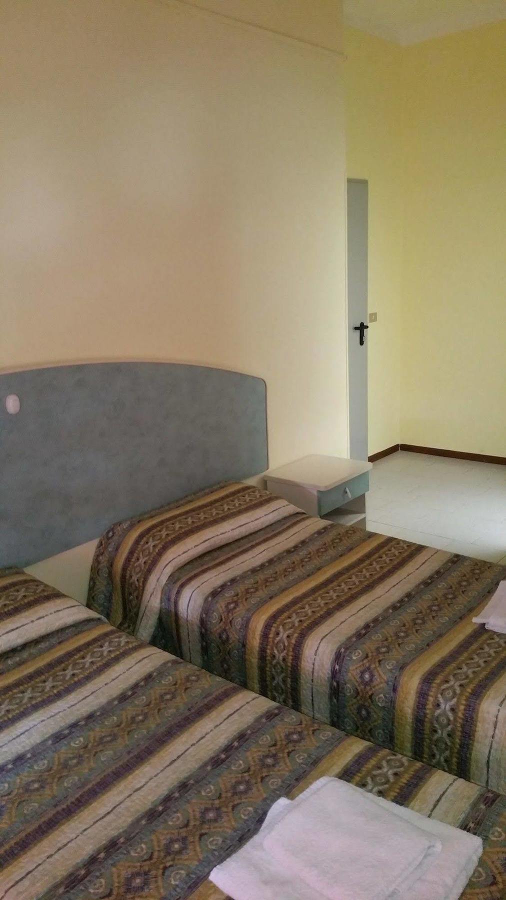 Hotel Villa Lorena Rimini Bagian luar foto