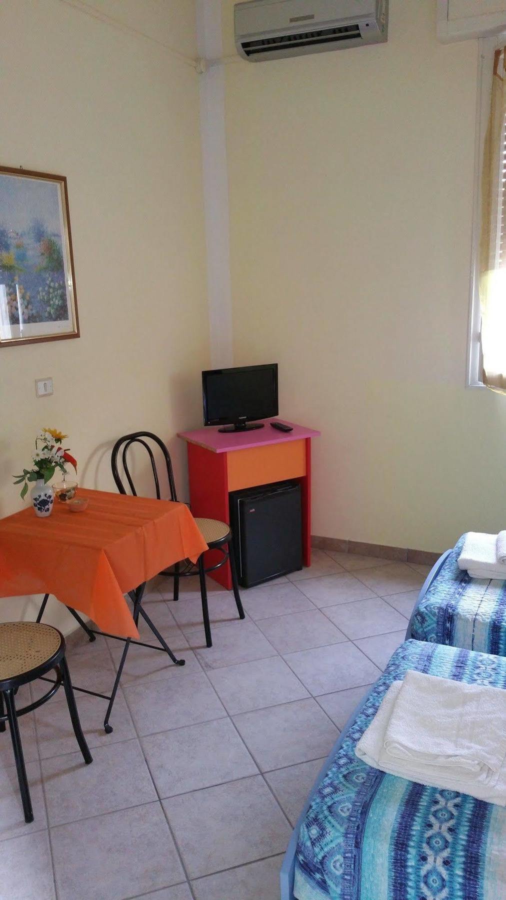 Hotel Villa Lorena Rimini Bagian luar foto