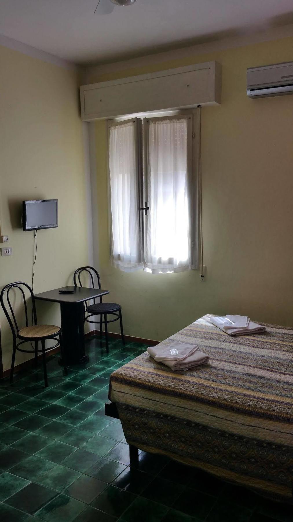 Hotel Villa Lorena Rimini Bagian luar foto