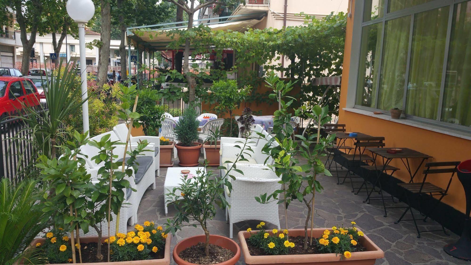 Hotel Villa Lorena Rimini Bagian luar foto