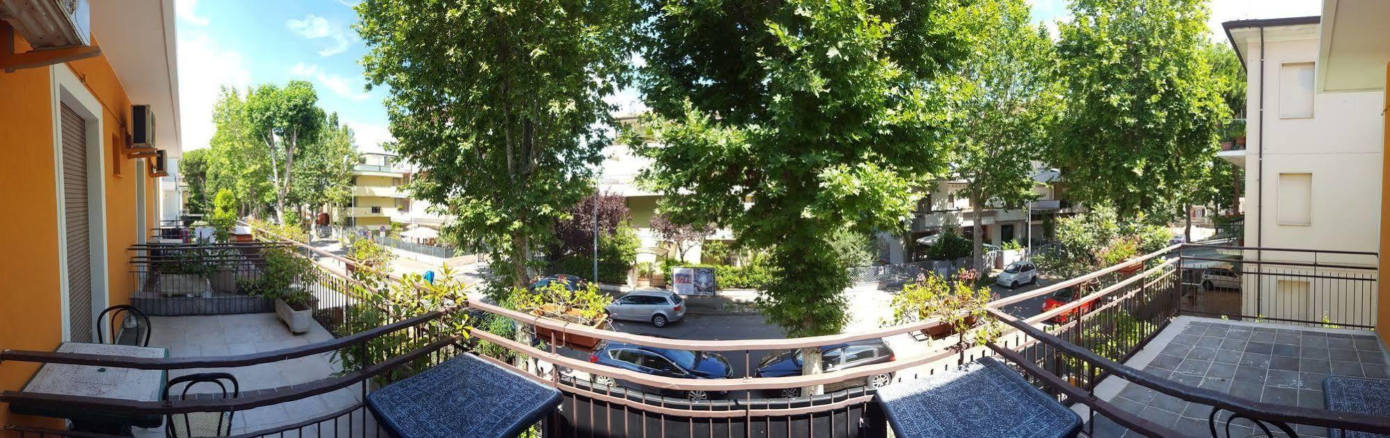 Hotel Villa Lorena Rimini Bagian luar foto
