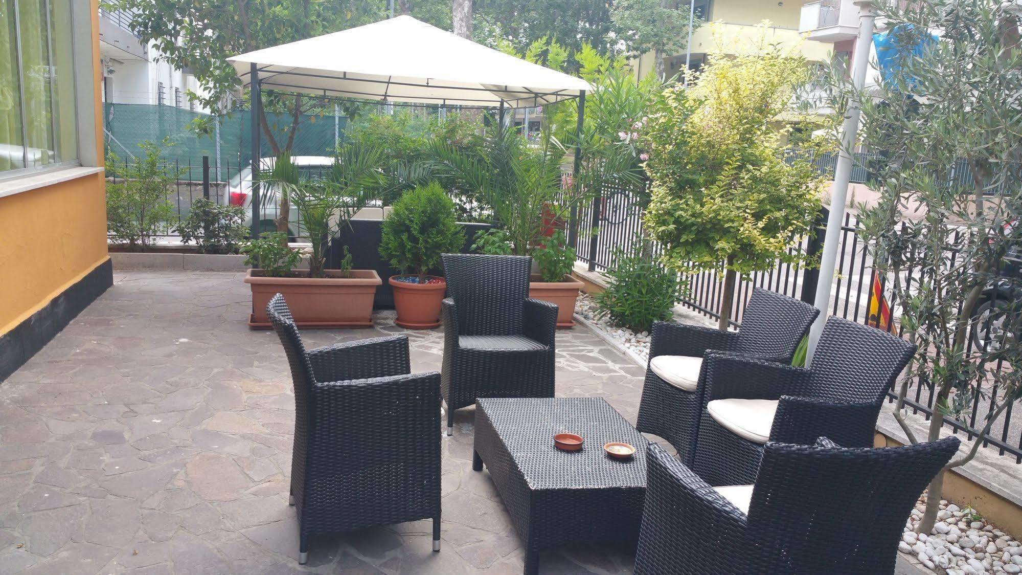 Hotel Villa Lorena Rimini Bagian luar foto